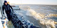 Hoog water voor de westoevers van het IJsselmeergebied: laag water in de Waddenzee