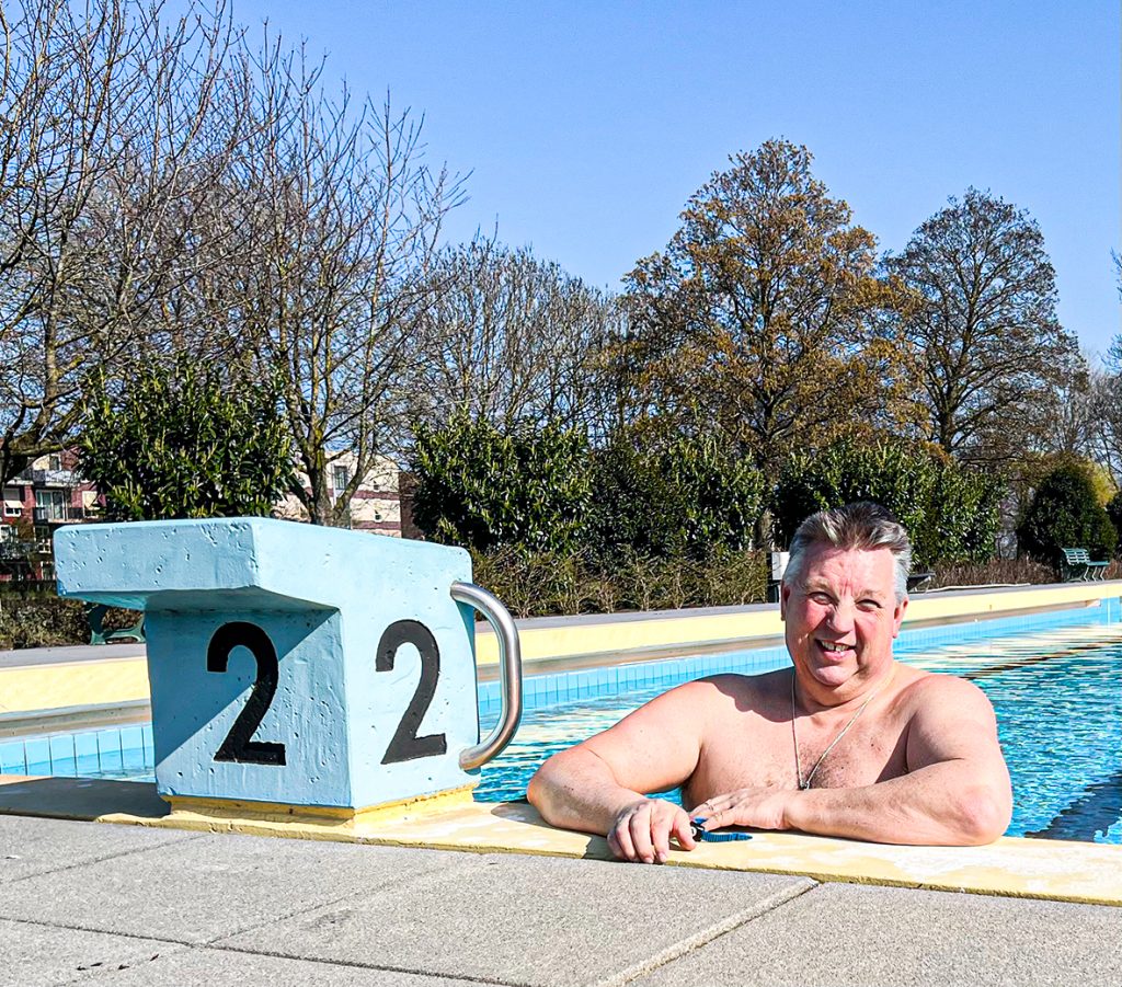 Winfried Zwarthoed zwemt IJsselmeer over voor goed doel